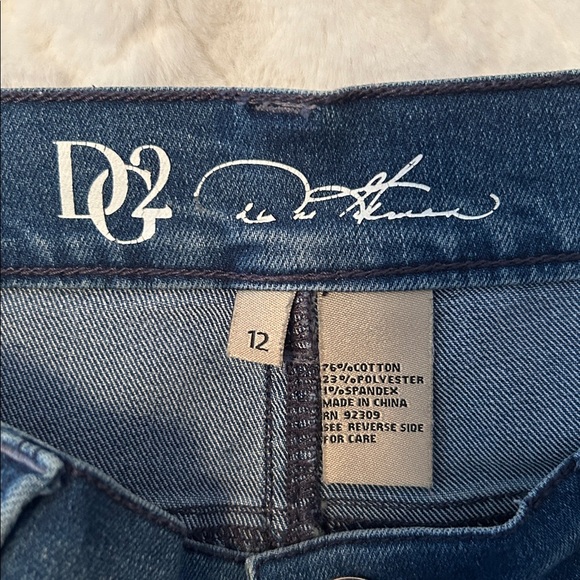 DG2 by Diane Gilman Dark Blue Capri Jeans size 12 - Picture 2 of 5